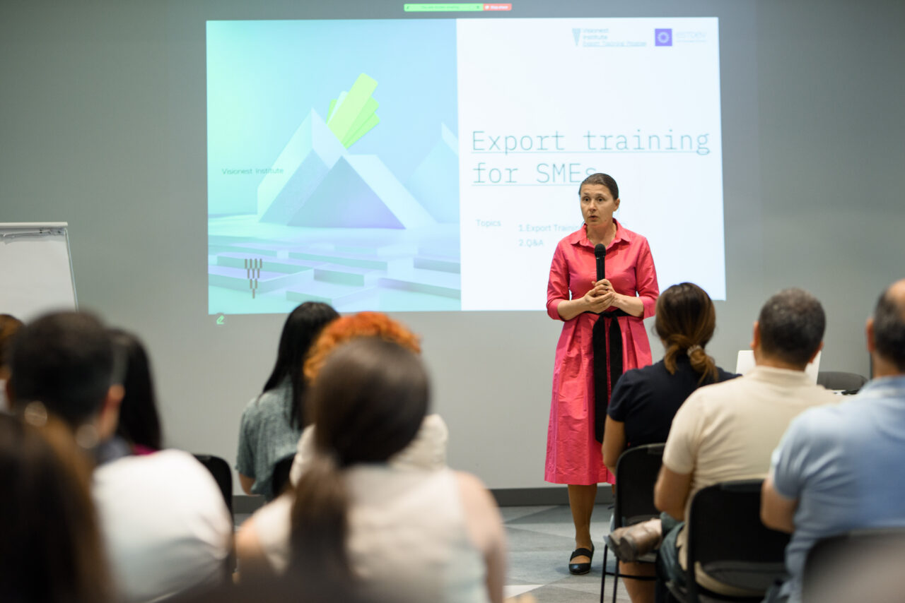 Anu-Mall Naarits Visionest Institute'ist tegemas ees ootavale programmile sissejuhatust.