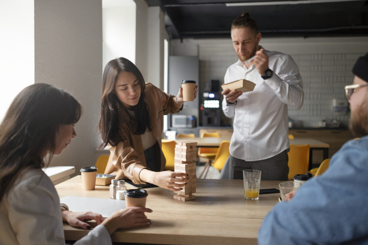Kohvi- ja puhkenurgakohtumised on jätkuvalt olulised, aga keerulisem on hübriidtöö puhul leida neile digitaalselt sobivaid asendusi. Foto: Freepik