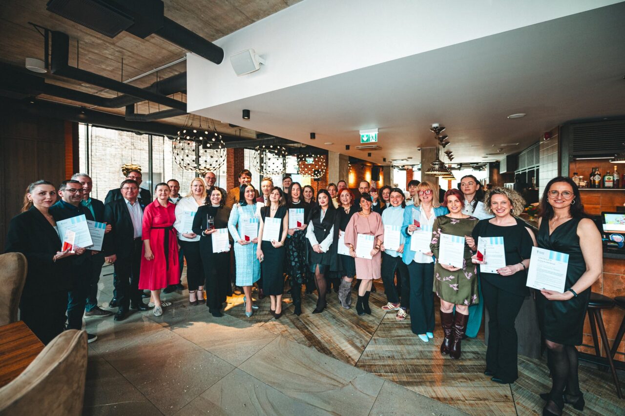 Export Consultants Mastery osalejad said kätte lõpudiplomid. Foto: marekmetslaid.com / Export Consultants Mastery participants received their graduation certificates. Photo: marekmetslaid.com