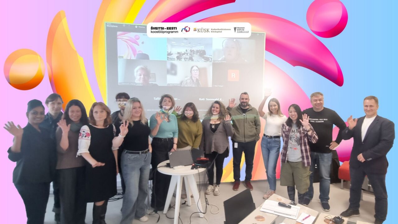Ideemeistrite Idee praktikumi osalejad 24. septembril esimese mooduli töötoas Visionest Institute’i koolitusklassis. Taustal ekraanil on veebi teel liitunud tiimid. Koos keskenduti lahendatava probleemi, sihtrühma ja soovitud mõju mõistmisele.